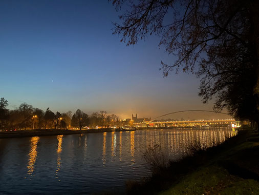 Maastricht met Maas en Hoge Brug op de avond van 17 december 2022 - ThP.