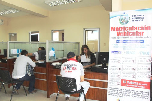 Aspecto de las oficinas de atención al usuario en la Agencia de Tránsito de Manta, Ecuador.