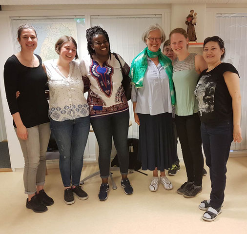 Matea Renic (links), Magdalena Overberg (2. von links), Schwester Christina (3. von rechts) und Maris Lohmöller (2. von rechts) mit anderen Volontären des Mötesplats