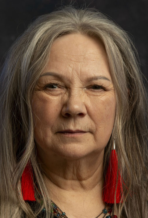 Musikerin, Songwriterin und Aktivistin: Seit mehr als 40 Jahren setzt sich Mari Boine unermüdlich für den Erhalt der samischen Kultur und die Rechte indigener Völker ein. Am 9. November wird sie im Ravensburger Konzerthaus auftreten. Foto: Promo 