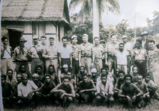 Louis Rapmund (geheel rechts) met de crew van de B-25H (midden, voor de palmboom) zojuist door hem en zijn team gered. Wsl kampung Baroe, 18 augustus 1944