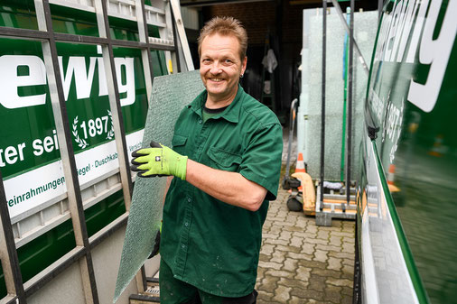 Mitarbeiter der Glaserei Ludewig GmbH in Hamburg mit Isolierglas