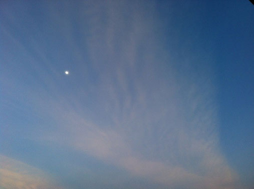 昨日の雲と月