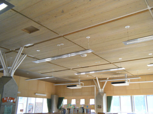 国産CLTの使用例　校舎内部の天井