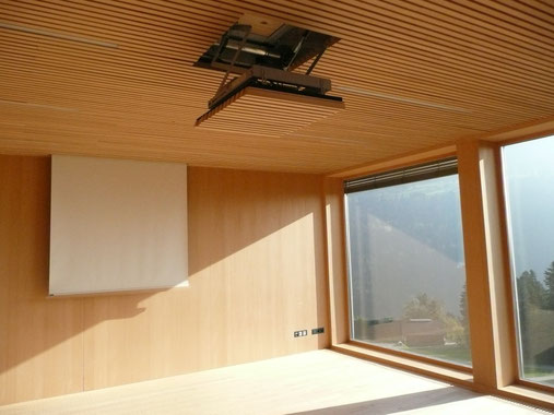 写真1 陽光を取り入れた部屋 窓下の渓谷が美しい