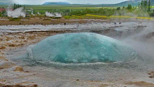 Das „Butterfass“ des Strokkur wird zuerst zu einer „Glashaube“ aufgewölbt, 