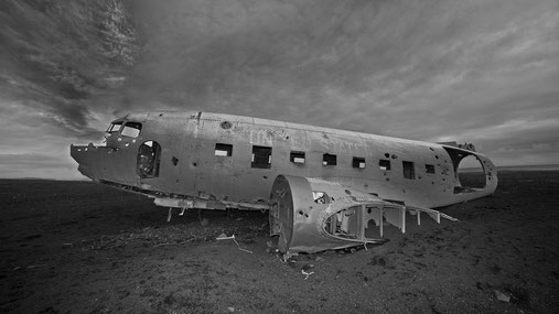 Eine DC-3 „Dakota“ in der Lavawüste bei Vik.