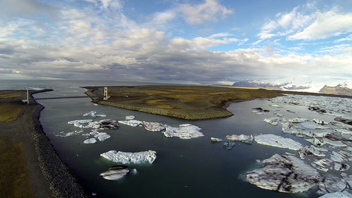 Bild vom „Hexa Cockpit“ aus. Eisschollen treiben von der Eislagune durch den Kanal in den Atlantik.