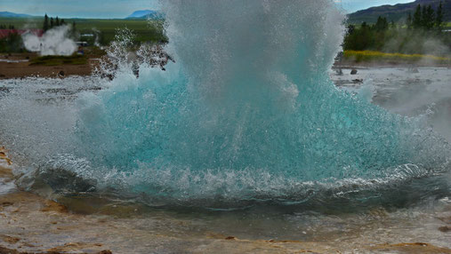 Blitzschnell wird das Wasser dann zu einer Fontäne hochgerissen,  die  kurz stehenbleibt, bevor sie zusammenfällt.