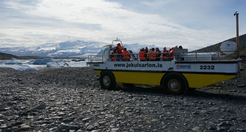 Mit einem Amphibienboot kann man für 4000.- ISK (ca. 27.- €) 40min. lang zwischen den Eisschollen umherfahren.