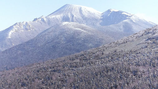 三ツ石山頂に向かう手前のトラバース登山道より。陰影が素晴らしい。2025/11/4撮影