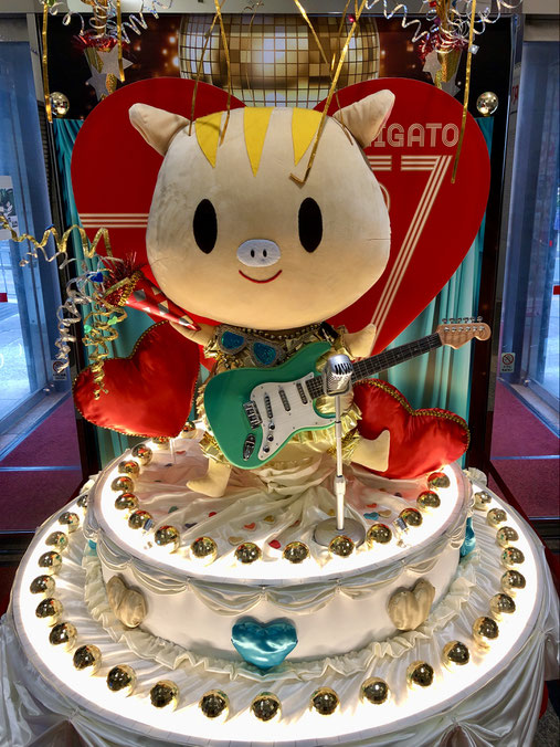 ケーキに乗ったギター弾きのウリボウ坊や