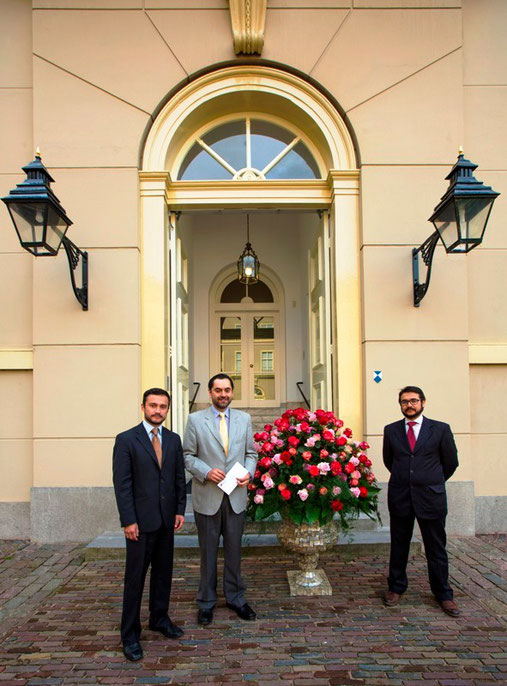 Funcionarios de Pro Ecuador y del Consulado de este país en Holanda, entregan arreglo floral en la casa real de Guillermo y Máxima.