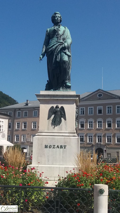 Mozartdenkmal am Mozartplatz in der Salzburger Altstadt