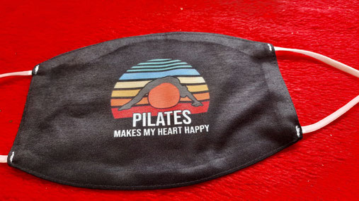 Pilates-Maske schwarz mit Bild und Text "Pilates makes my heart happy"