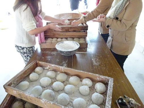 みんなで餅を丸めています