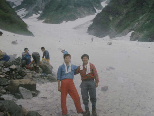 昭和60年7月5日(1985) 白馬岳大雪渓にて 青いシャツのH君と