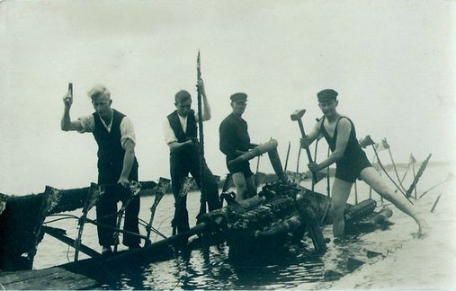 Abwracken des abgebrannten Versuchsbootes - Foto: Archiv 7. SGschw