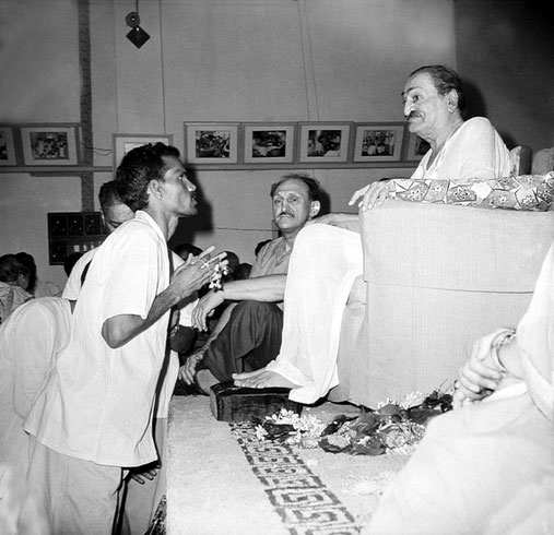   Guruprasad, Poona :  Subrahmanyam of Guntur taking darshan with Dr. Harry Kenmore (seated ) next to Baba. Courtesy of the Sriramamoorthy Collection @ AMBCCPT, INDIA 