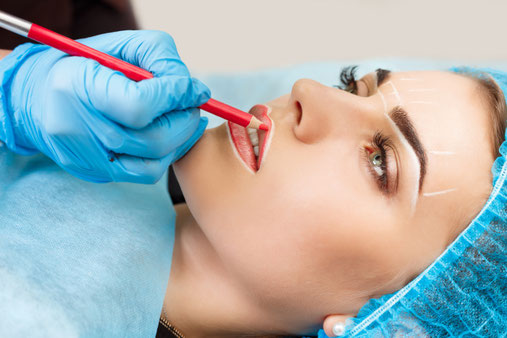 Permanent Make Up anzeichnen an Kundin