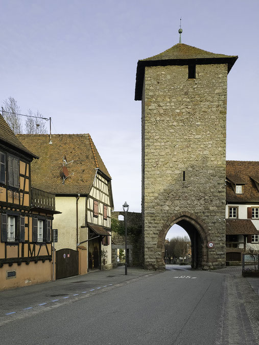 Bild: la Porte d´Ebersheim vom Innern des Ortes Dambach-la-Ville gesehen