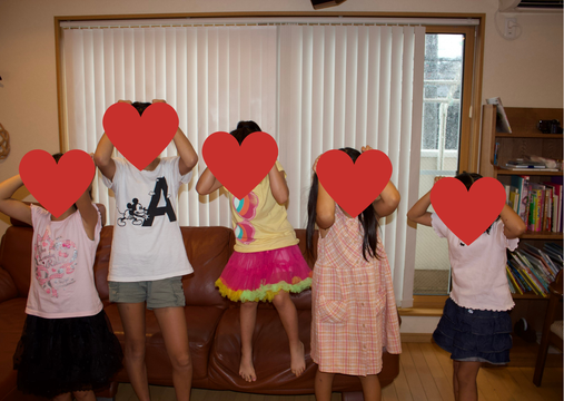 永井ピアノ教室のお楽しみ会で生徒さんがジェスチャーゲームして楽しんでいる写真