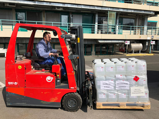 BASF hat in kurzer Zeit Produktionsapazitäten für Handdesinfektionsmittel geschaffen und kann weltweit mit den erworbenen Rohstoffen bis zu 1 Million Liter produzieren. Foto: BASF SE