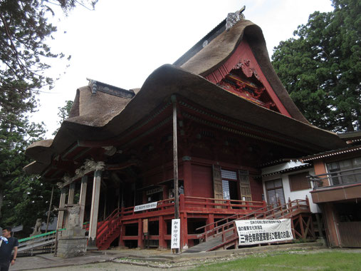 羽黒山の山の上にある見事な茅葺きの本宮