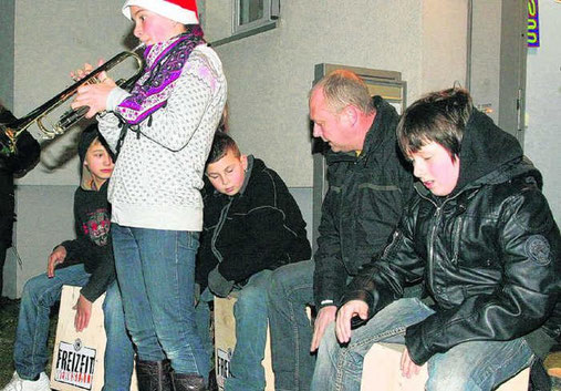 Auf Cajons haben Schüler des Nikolaus-Gross-Hauses den Trompeter begleitet.