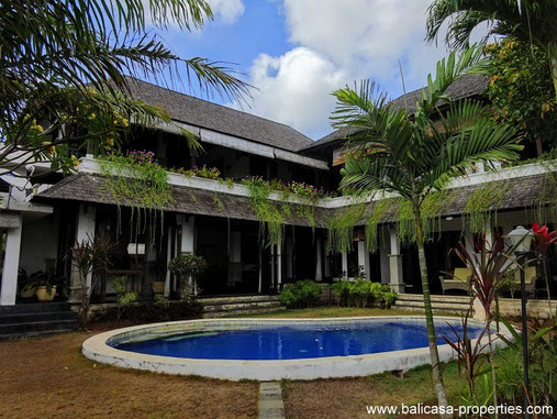 Immense villa for sale with ocean views in Balangan.