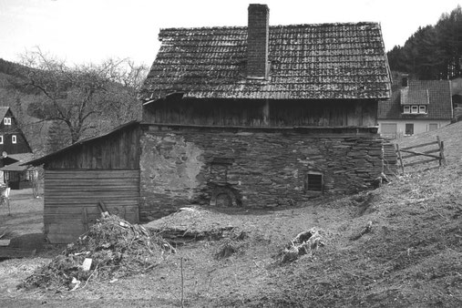 Westseitige Ansicht im Frühjahr 2003. Erkennbar ist die mit Backsteinen rundgemauerte Mündung. Davor befand sich unter einem Überdach der eigentliche Backofen.