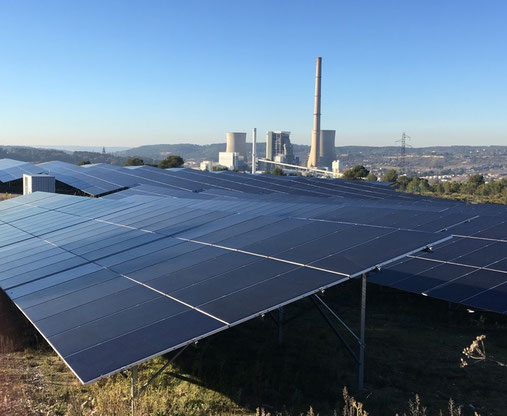 Centrale à charbon de Gardanne et centrale photovoltaïque du terril des Sauvaires. Crédits : N. Montes de Oca, 2022. 