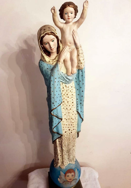 Virgen visitadora. Arcilla policramada, estofada, 90 x 17 x 7 cm.
