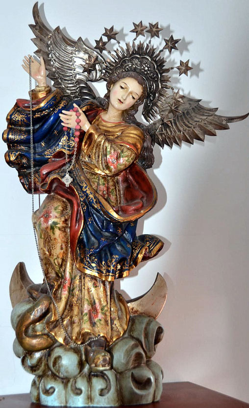 Virgen de Quito. Madera policromada, estofada y pan de oro, 58 x 23 x 20 cm.