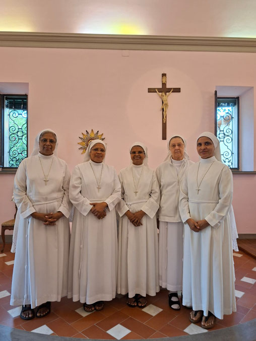 da destra: Suor Mary Athipozhi (Consigliera Generale), Suor Brigit Kinkaranthara (Madre Generale), Suor Rosaria Mukkathu (Vicaria Generale), Suor Rosa Brugnara (Consigliera Generale) e Suor Mary Judit Puthenparambil (Consigliera Generale).