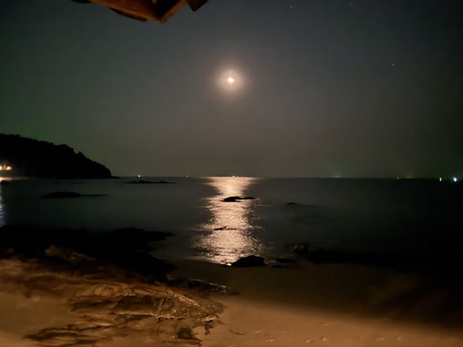 Nicht nur die Sonnenuntergänge, auch der Mond ist hier besonders