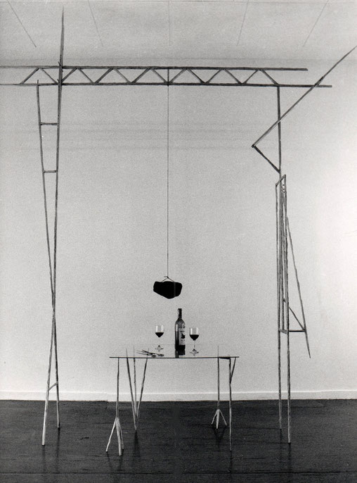 Weinprobe.    Fichtenholz, Felsstein, Glasplatte, etc., 1987