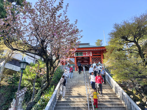 After getting off the cable car, there are some stairs on the approach to Yakuo-in Temple