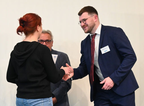 Offizielle Urkundenübergabe mit Händeschütteln