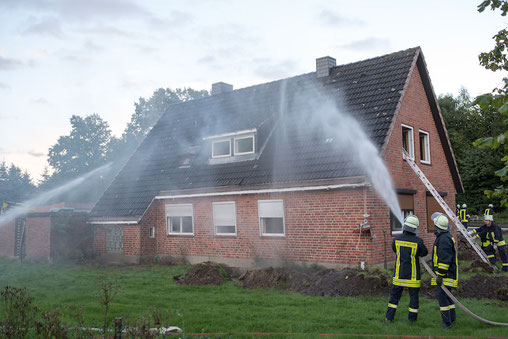 Zudem ging man von außen zur Brandbekämpfung vor.