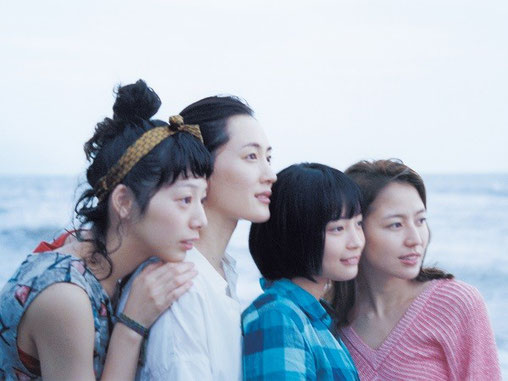 「海街diary」 海辺から街を眺める四姉妹。左から、三女の千佳、長女の幸、四女のすず、次女の佳乃。