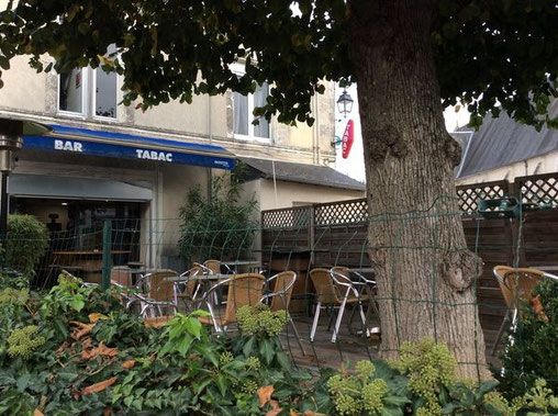 café om de hoek vlakbij B&B chambres d'hôtes bij Nederlanders gezellig terras hond ook welkom