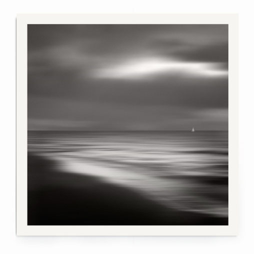 "The Journey" , Minimalistisches, abstraktes Seestück mit Bewegung in schwarz-weiß.