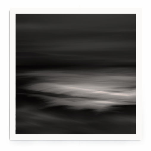"The Journey" , Minimalistisches, abstraktes Seestück mit Bewegung in schwarz-weiß.