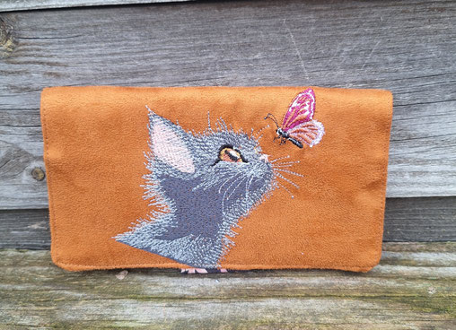 porte-chéquier femme, broderie chat, suédine caramel, patte de fermeture, idée cadeau femme
