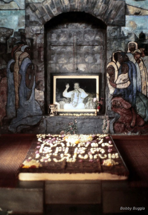 1977 : Interior of Meher Baba's Samadhi. Photo courtesy of Bobby Buggia