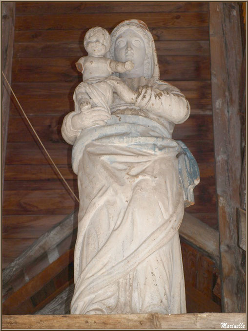 Vierge à l'enfant, à l'extérieur, au-dessus de l'entrée de la chapelle du hameau de Gabas, Vallée d'Ossau (64)