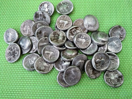 Le trésor a été retrouvé en octobre dernier. Les pièces celtiques sont les plus anciennes pièces de monnaie slovaques. Crédit : Karol Pieta, Académie slovaque des sciences (SAV)
