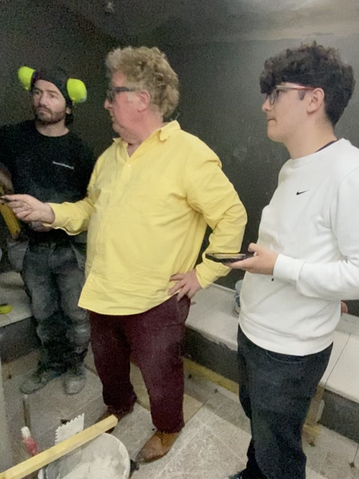 Nicolas, Laurent et Jules en vérification des pièces découpées pour le spa hammam