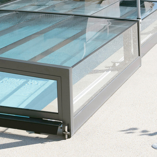 Verbundsicherheitsglas auf einer Strongline ST4 von Aura in Anthrazit mit faszinierender Ganzglasoptik dank sauberen Kantenabschlüssen. 